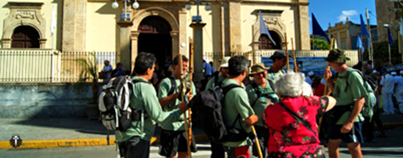 Peregrinos chegando na Basílica Velha de Nossa Senhora de Aparecida