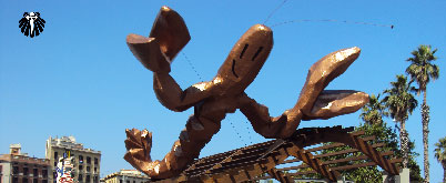 Esculturas gigantes no calçadão da praia