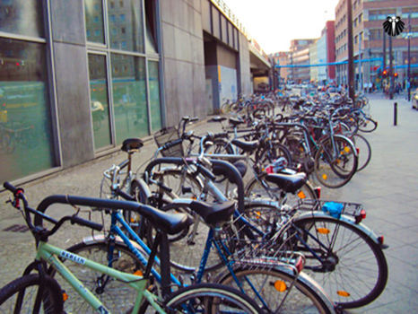 Bicicletário na estação de trem - metrô da AlexanderPlatz. Thumb