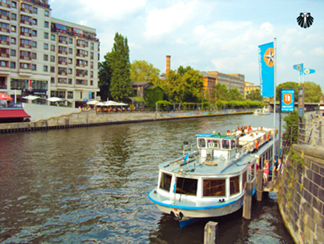 Vista de uma das margens do Rio Spree. Thumb