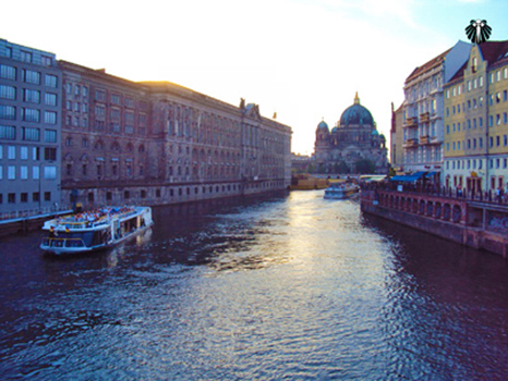 Vista da Catedral de Berlim as margens do Rio Spree. Thumb