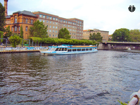 Vista de uma das margens do Rio Spree. Thumb