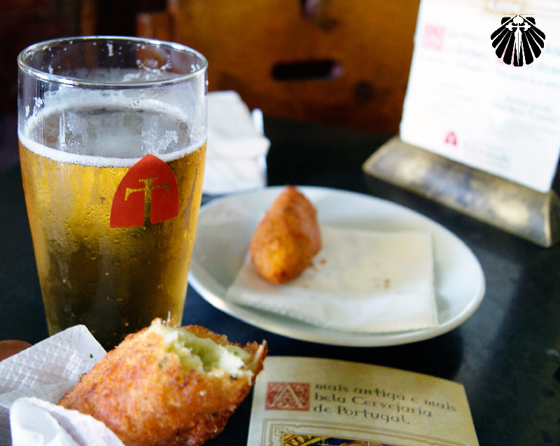 Combinação perfeita! Autêntico bolinho de bacalhau com chopp gelado.