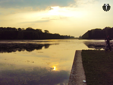 Pôr do Sol visto dos jardins do Palácio de Versailles. Thumb