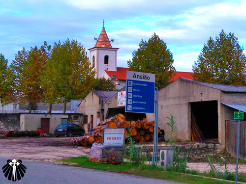 A placa indica a direção da cidade e os seus atrativos! Thumb