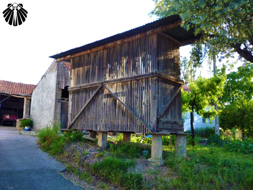 Aqui se vê um órreo tradicional português, diferente dos encontrados na Galícia, mas com a mesma funçao. Thumb