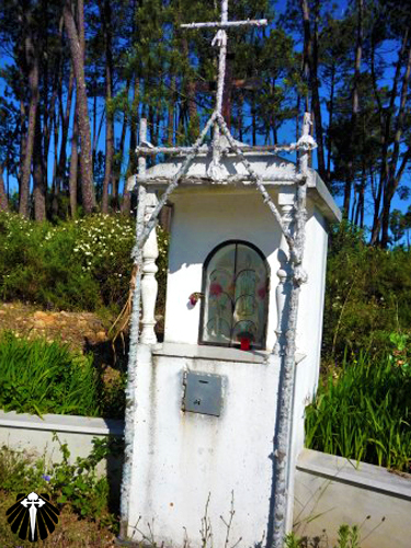 Capelinhas em homenagem à Nossa Senhora de Fátima e Santiago são comuns no Caminho Português. Thumb