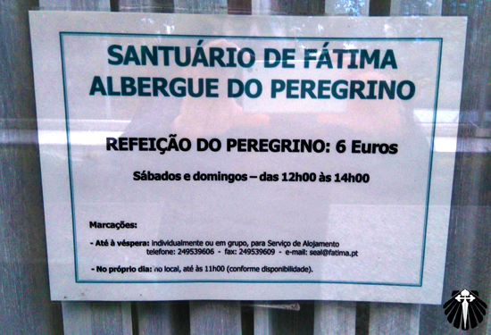 Placa de aviso aos peregrinos na Oficina de Acolhimento dentro do Santuário.