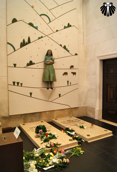 Túmulos das pastorinhas Jacinta Marto e Maria Lucia Santos. Thumb