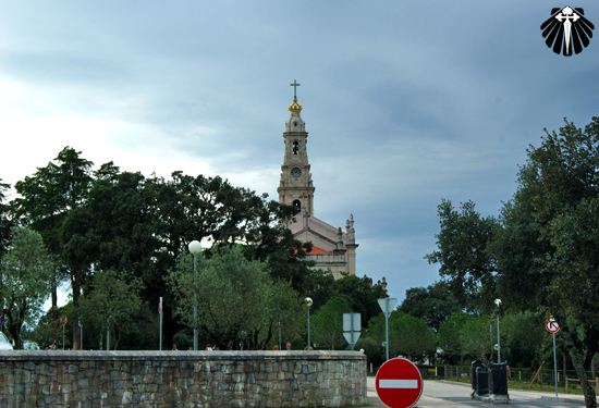 Vista da parte de trás da Basílica de Nossa Senhora de Fátima. Thumb