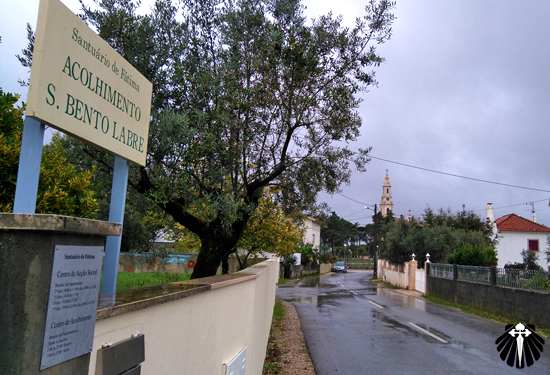 Vista da parte de trás da Basílica de Nossa Senhora de Fátima do albergue de acolhimento ao peregrino. Thumb