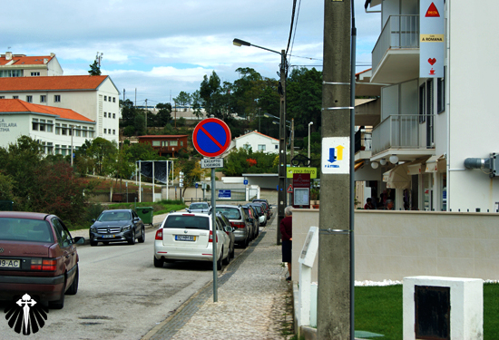 Primeira seta amarela indicando o Caminho rumo à Santiago de Compostela. Thumb