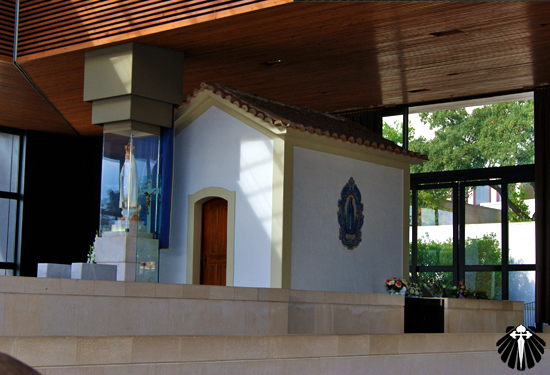 Capelinha das aparições de Nossa Senhora de Fátima aos pastorinhos Lúcia, Jacinta e Francisco.  Thumb