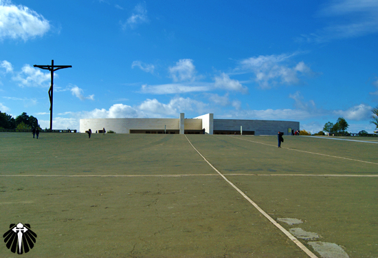 Vista da Igreja da Santíssima Trindade do pátio do Santuário. Thumb