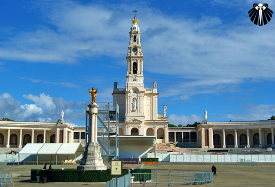 Vista da Basílica de Nossa Senhora de Fátima do pátio do Santuário.  Thumb