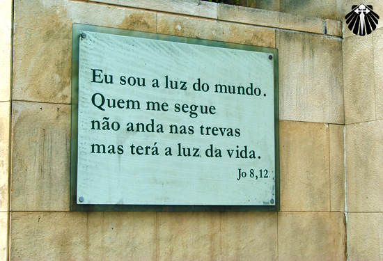 Eu sou a luz do Mundo, quem me segue não andas nas trevas, mas terás a luz da vida. Thumb