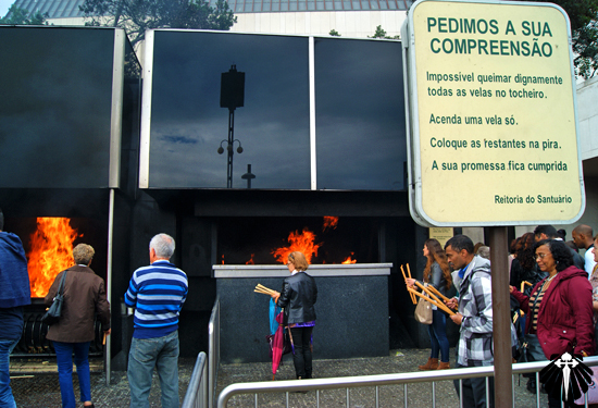 Local onde as velas são acendidas, são tantas que pedem que sejam jogadas no meio ao fogaréu! Thumb