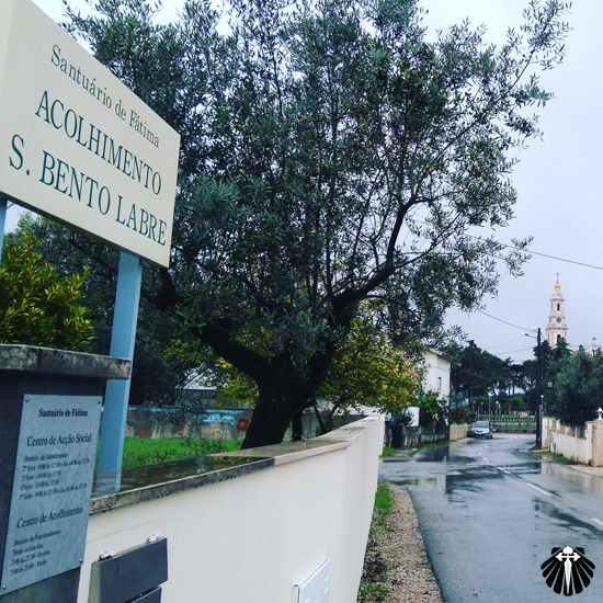 Albergue de acolhimento aos peregrinos situado na parte de trás do Santuário. Thumb