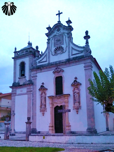 Igreja Paroquial de Monsanto, a casa paroquial fica a direita nos fundos. Thumb