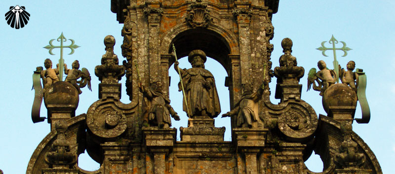 Estátua de Santiago Peregrino no topo da Catedral. Estátua de Santiago Peregrino no topo da Catedral.