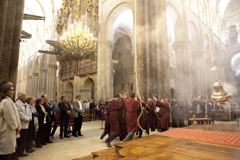 Tiraboleiros em ação no ritual do Botafumeiro. Tiraboleiros em ação no ritual do Botafumeiro.