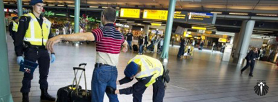 Revista em aeroporto europeu Revista em aeroporto europeu